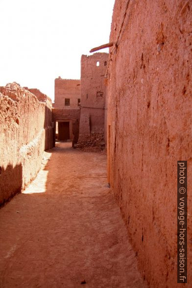 Ruelle autour du ksar de Tamegroute. Photo © Alex Medwedeff