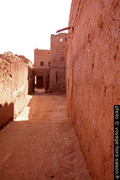 Ruelle autour du ksar de Tamegroute. Photo © Alex Medwedeff