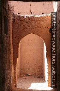 Arc dans les ruelles du ksar de Tamegroute. Photo © Alex Medwedeff