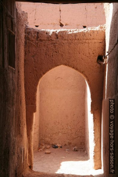 Arc dans les ruelles du ksar de Tamegroute. Photo © Alex Medwedeff