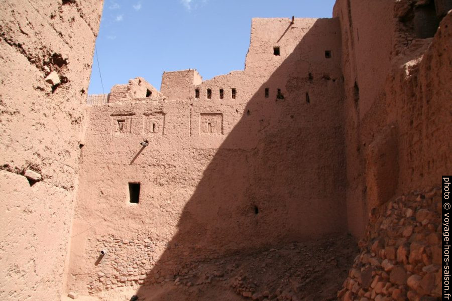 Cour de la porte ouest de la casbah juive d'Amezrou. Photo © André M. Winter