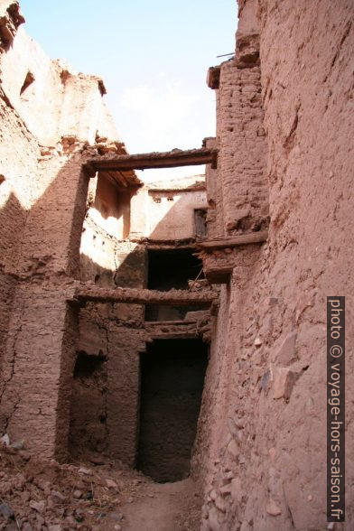 Ruelle délabrée de la casbah juive d'Amezrou. Photo © André M. Winter