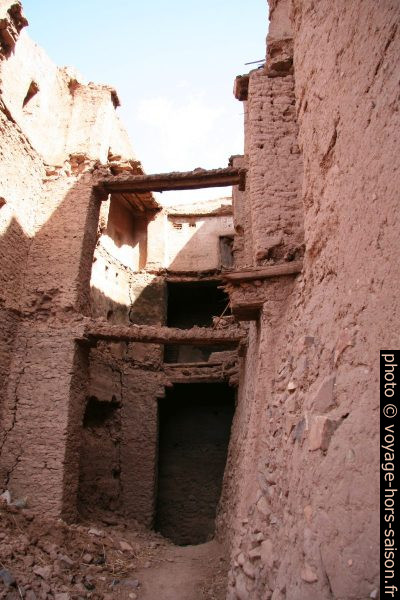 Ruelle délabrée de la casbah juive d'Amezrou. Photo © André M. Winter