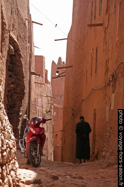 Ruelle au nord del a casbah juive d'Amezrou. Photo © Alex Medwedeff