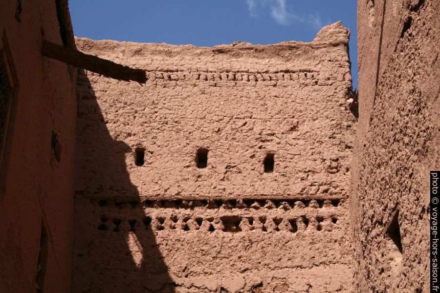 Décorations murales dans la casbah juive d'Amezrou. Photo © André M. Winter
