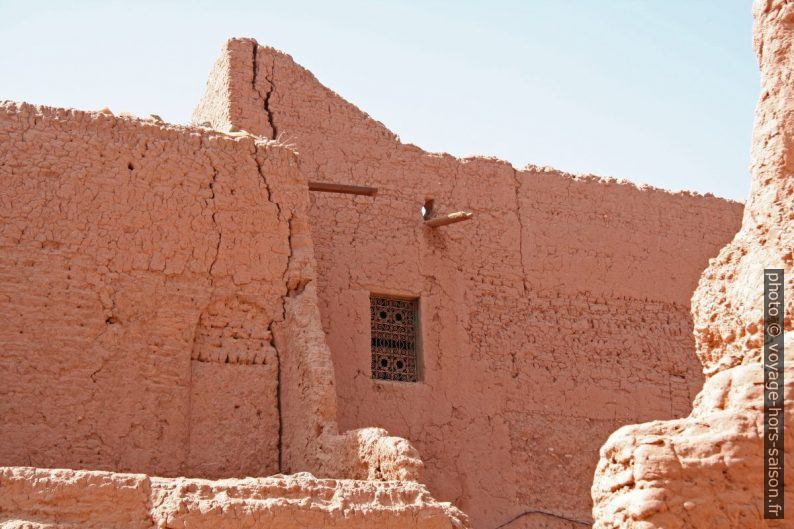 Mur dans la casbah juive d'Amezrou. Photo © André M. Winter