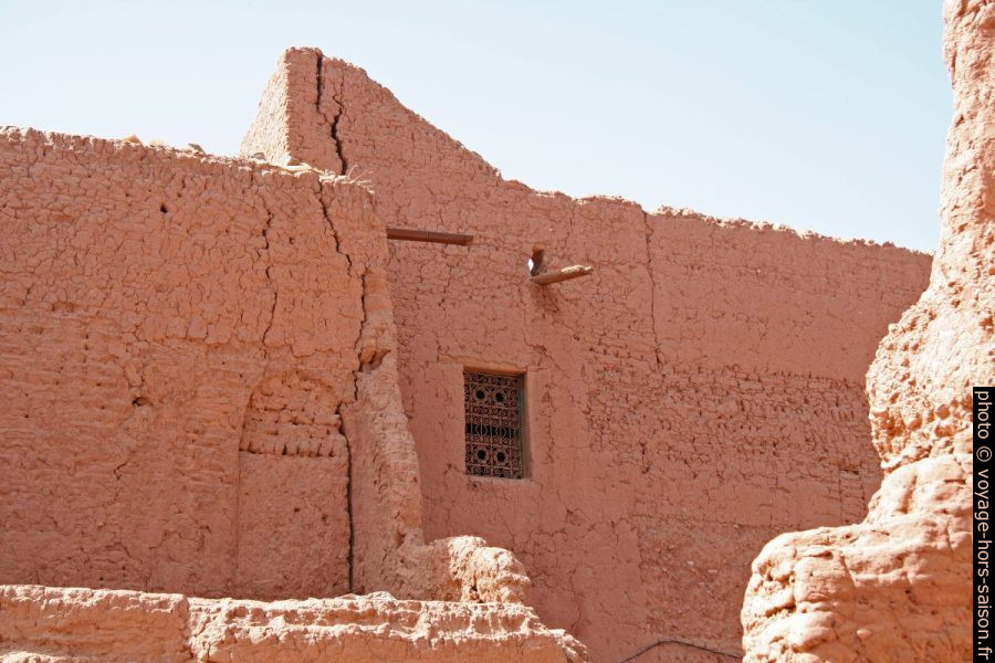 Mur dans la casbah juive d'Amezrou. Photo © André M. Winter