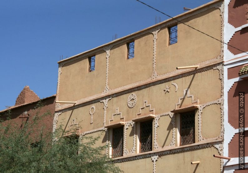 Façade de maison décorée à Amezrou. Photo © André M. Winter