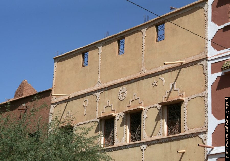 Façade de maison décorée à Amezrou. Photo © André M. Winter