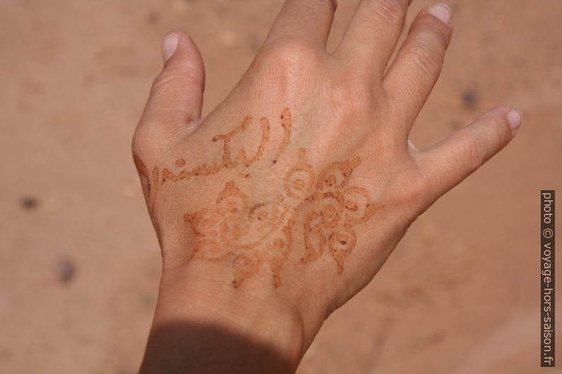 Main peinte à la henné. Photo © André M. Winter