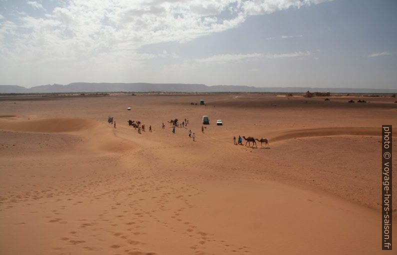 Touristes près des dunes de Tinfou. Photo © André M. Winter