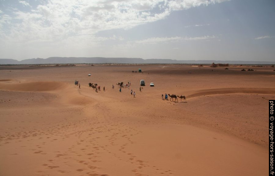 Touristes près des dunes de Tinfou. Photo © André M. Winter