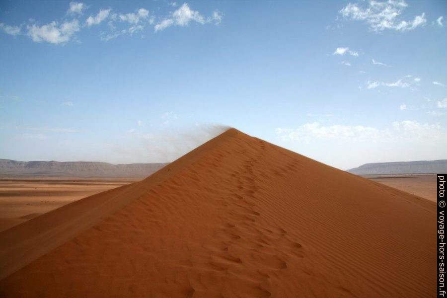 Sable projeté par dessus la crête de la dune de Tinfou. Photo © André M. Winter
