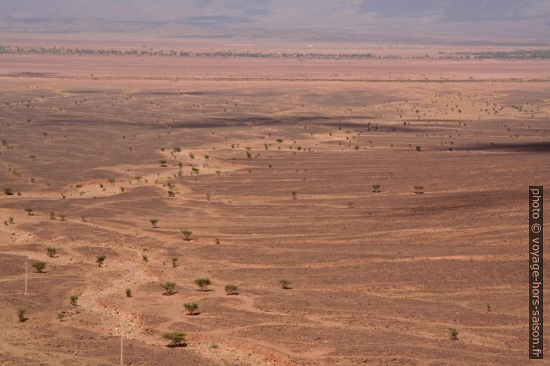 Oued descendant des flancs nord du Foum Anagame. Photo © Alex Medwedeff