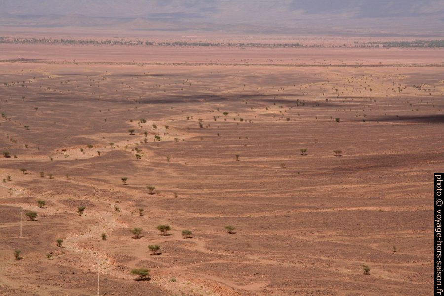 Oued descendant des flancs nord du Foum Anagame. Photo © Alex Medwedeff