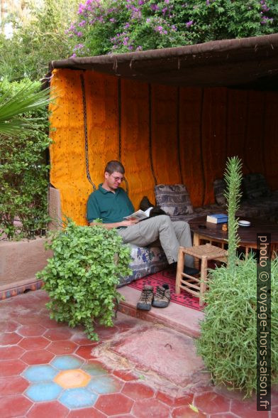 André sous une tente berbère. Photo © Alex Medwedeff