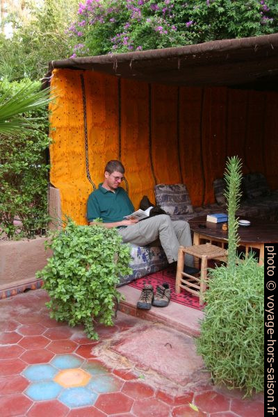 André sous une tente berbère. Photo © Alex Medwedeff