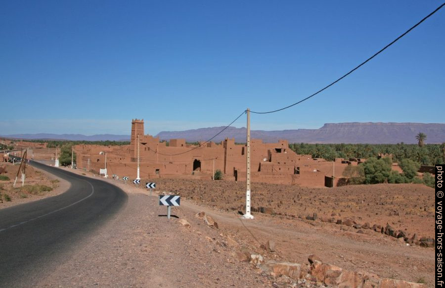 Casbah dans un ksar au bord de la route dans la vallée du Drâa. Photo © André M. Winter
