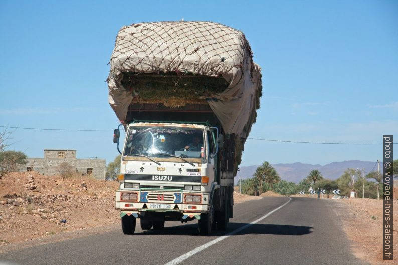 Camion Isuzu FSR au Maroc. Photo © André M. Winter