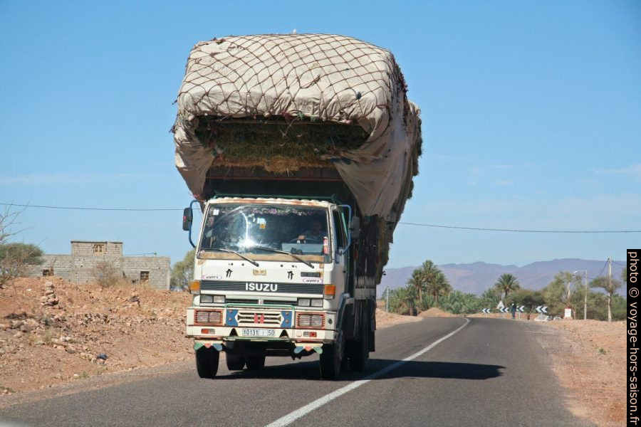 Camion Isuzu FSR au Maroc. Photo © André M. Winter