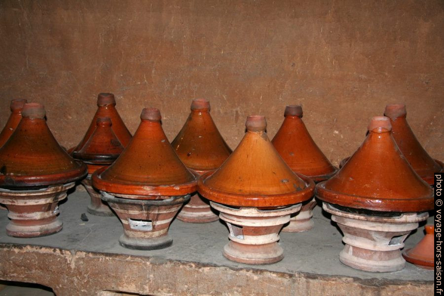 Tajines sur leurs fours. Photo © André M. Winter