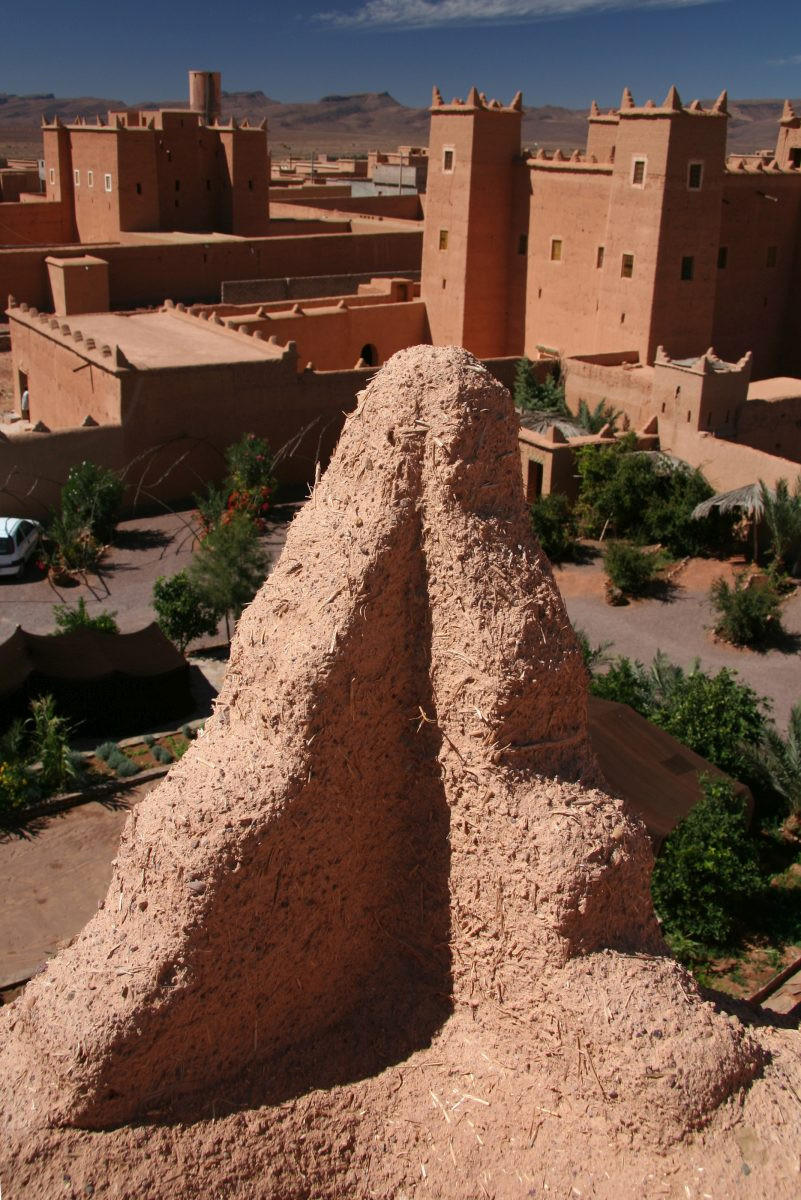 Corne décorative en pisé d'une tour de casbah. Photo © Alex Medwedeff