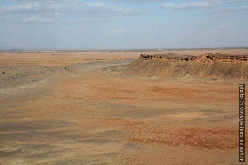 Au fond la palmeraie de la vallée du Ziz. Photo © André M. Winter