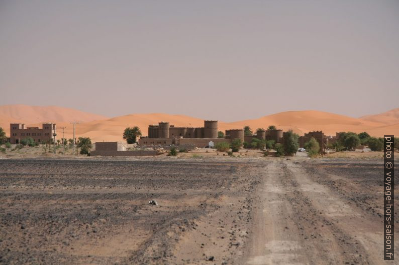 Hôtels au nord de Merzouga. Photo © André M. Winter