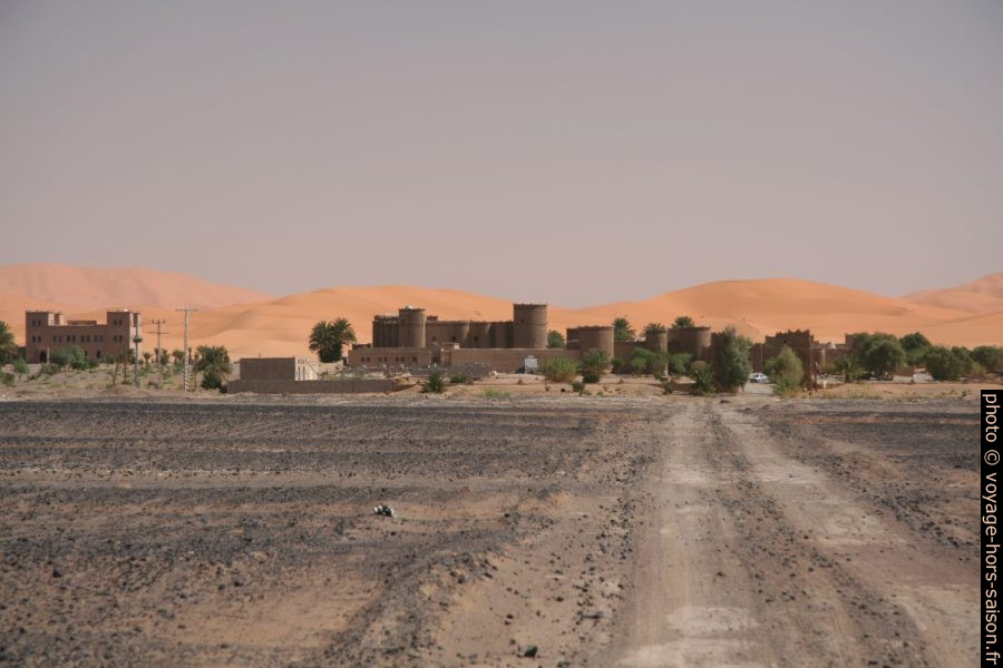 Hôtels au nord de Merzouga. Photo © André M. Winter