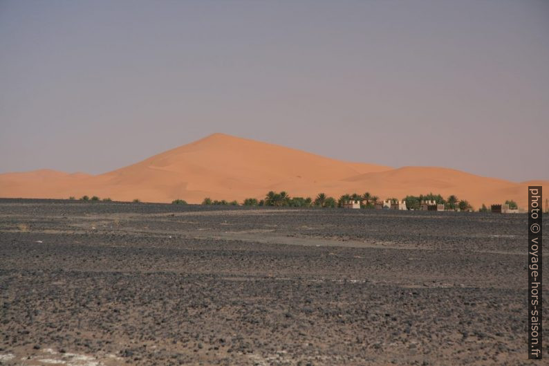 Hôtels et dunes à Erg Chebbi. Photo © André M. Winter