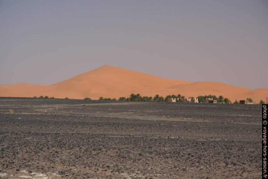 Hôtels et dunes à Erg Chebbi. Photo © André M. Winter