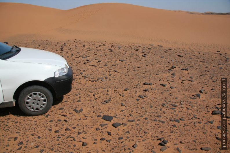 Le sol du désert au sud de Erg Chebbi. Photo © André M. Winter