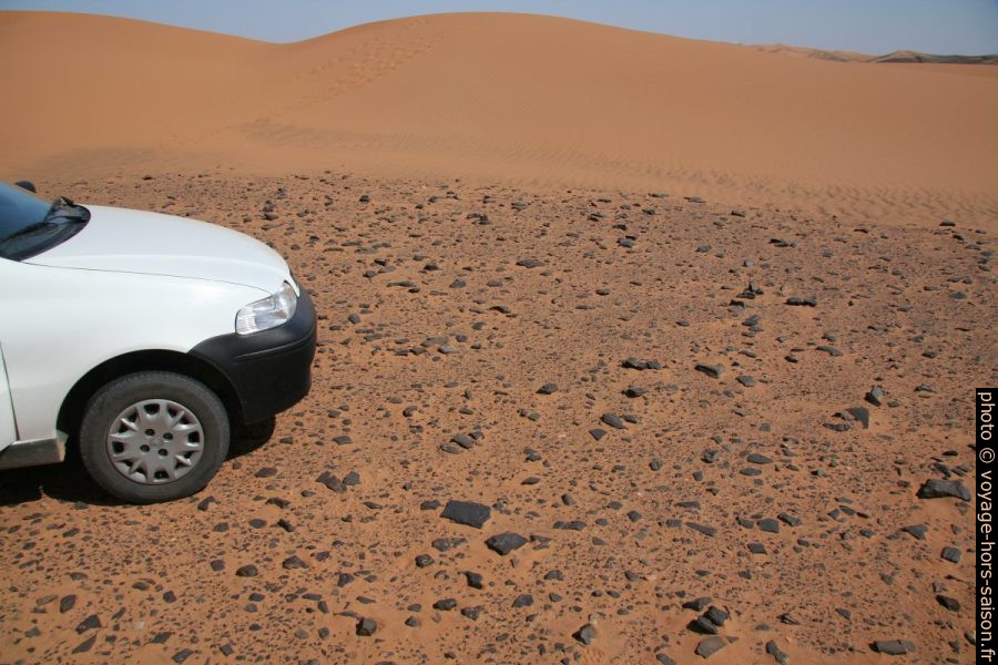 Le sol du désert au sud de Erg Chebbi. Photo © André M. Winter
