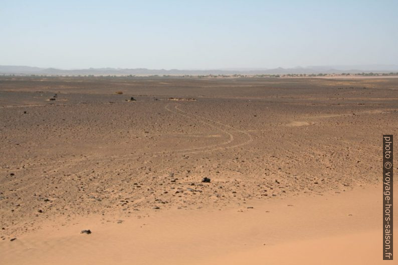 Une trace de voiture sur le sol argileux du désert au sud de l'Erg Chebbi. Photo © André M. Winter