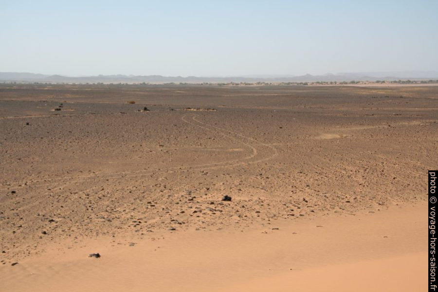 Une trace de voiture sur le sol argileux du désert au sud de l'Erg Chebbi. Photo © André M. Winter
