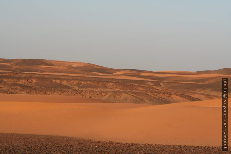 Montagnes noires érodées et dunes au sud der Merzouga. Photo © André M. Winter