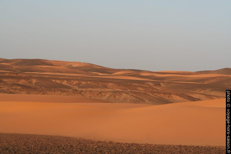 Montagnes noires érodées et dunes au sud der Merzouga. Photo © André M. Winter