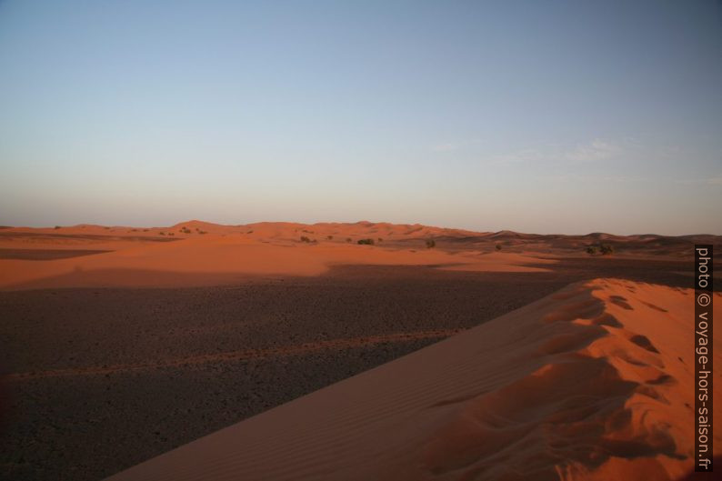 Coucher de soleil sur les dunes au sud de Merzouga. Photo © André M. Winter