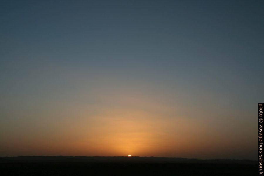 Le soleil se couche dans une brume d'automne. Photo © André M. Winter