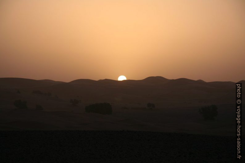 Lever de soleil au sud du Erg Chebbi. Photo © Alex Medwedeff