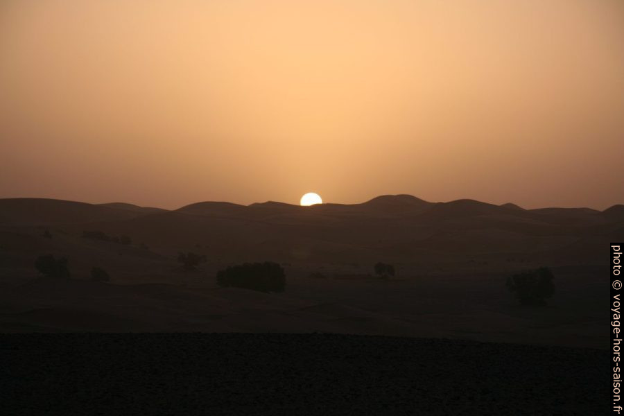Lever de soleil au sud du Erg Chebbi. Photo © Alex Medwedeff