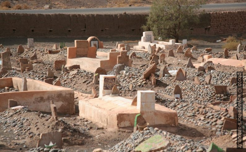 Tombes dans le cimetière d'Erfoud. Photo © Alex Medwedeff