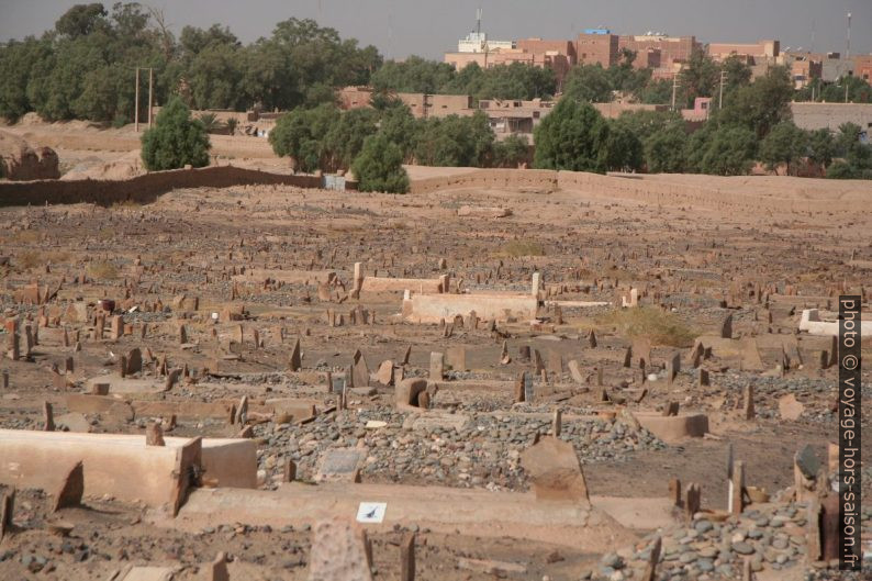 Tombes dans le cimetière d'Erfoud. Photo © André M. Winter