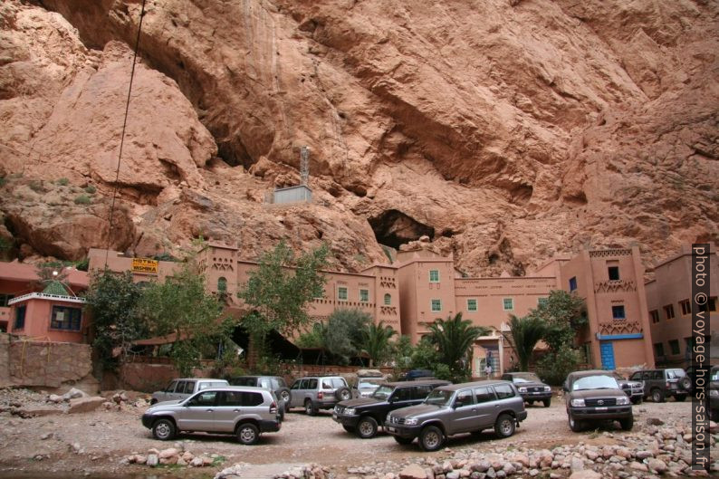 Voitures 4x4 garées devant l'hôtel Yasmina. Photo © André M. Winter