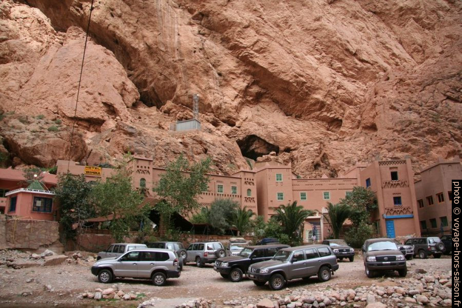 Voitures 4x4 garées devant l'hôtel Yasmina. Photo © André M. Winter