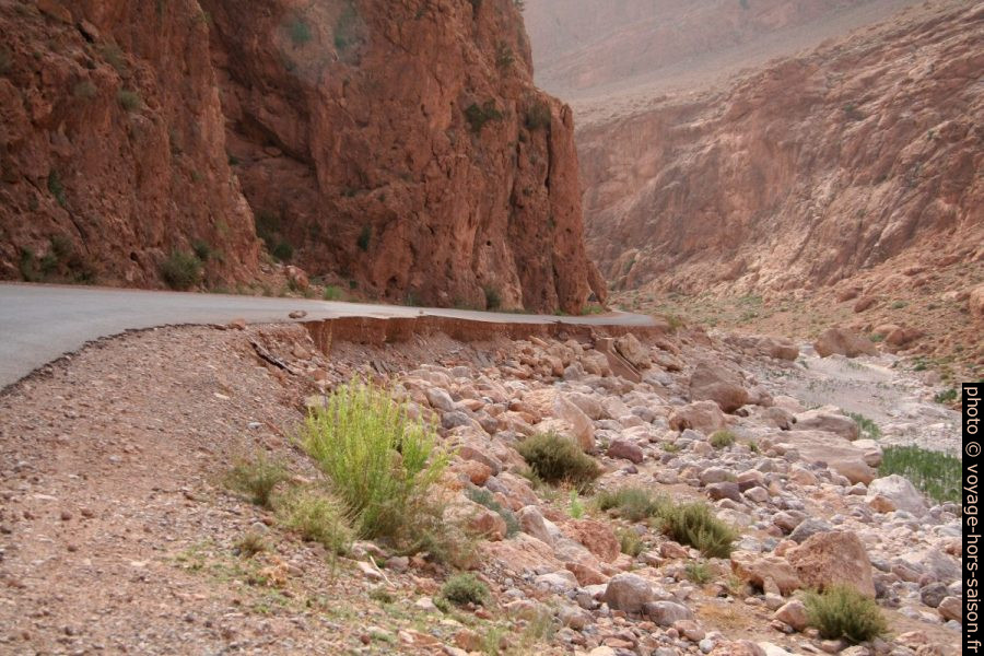 Route arrachée dans les Gorges de la Todra en 2007. Photo © André M. Winter