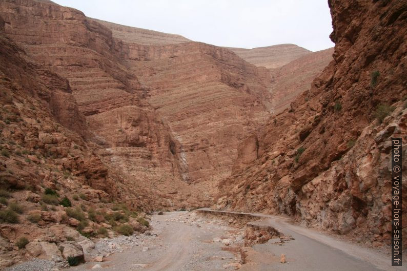 Route arrachée dans les Gorges de la Todra. Photo © André M. Winter