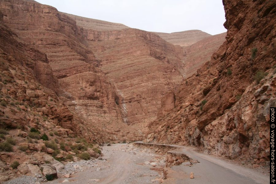 Route arrachée dans les Gorges de la Todra. Photo © André M. Winter
