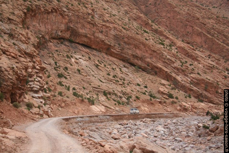 Minibus sur la route délabrée dans les Gorges de la Todra. Photo © André M. Winter