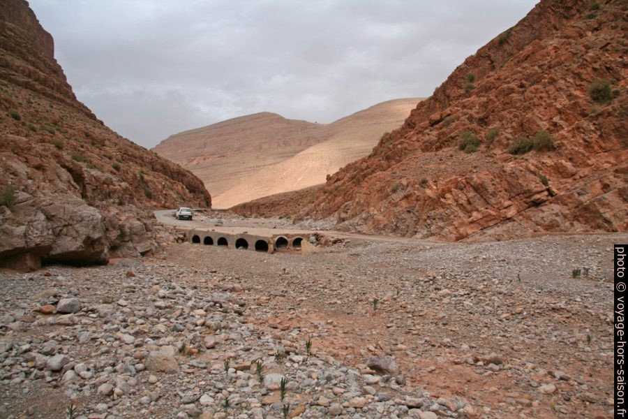 Gué dans les Gorges de la Todra abimé par les crues de 2007. Photo © André M. Winter